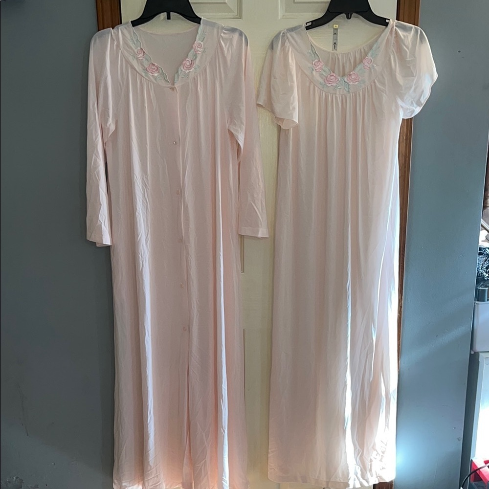 VTG- shadow line-S-Pink long nightgown,Lace Trim and Cap Sleeves-matching robe.